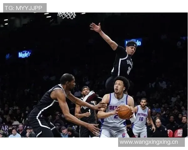 克拉克斯顿半场表现惊艳7中5贡献11分8板5助正负值高达22