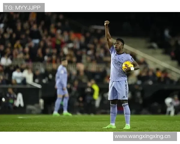 维尼修斯金球失利背后:核心地位被动摇排名骤降14位的深层原因 维尼修斯金球失利背后:核心地位被动摇排名骤降14位的深层原因