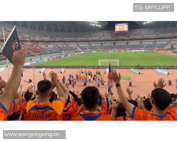 泰山队主场平局遭遇三连平球员谢场时满脸遗憾与失落 泰山队主场平局遭遇三连平球员谢场时满脸遗憾与失落